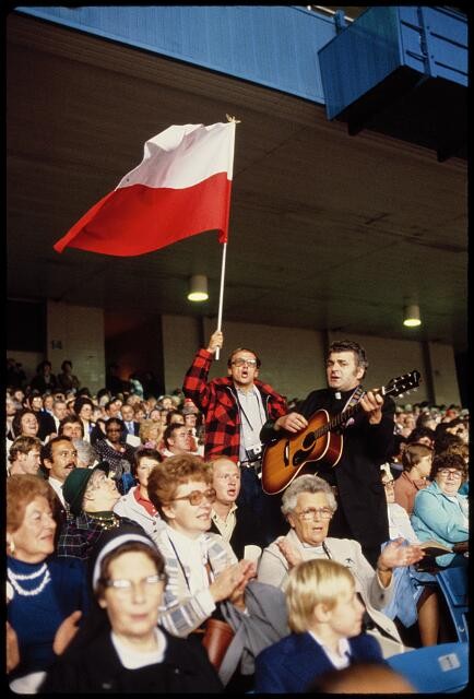 Photo:New York City NY Pope John Paul II 1979 spectators flag crowd