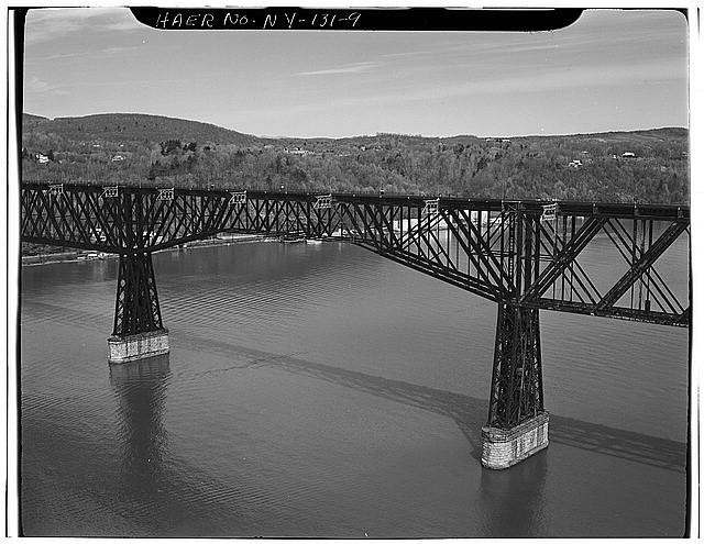 9. DETAIL VIEW OF CENTRAL CANTILEVER SPAN LOOKING UPSTREAM - Poughkeepsie
