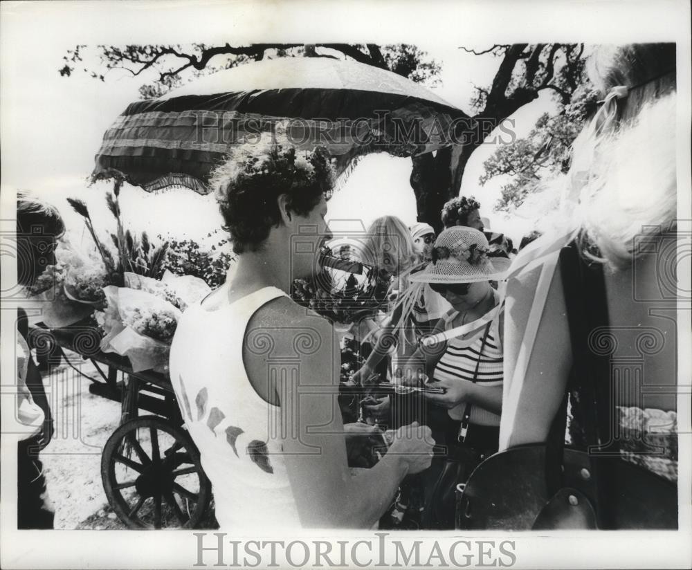 1977 Press Photo New Orleans Jazz and Heritage Festival- Food and Beverages.