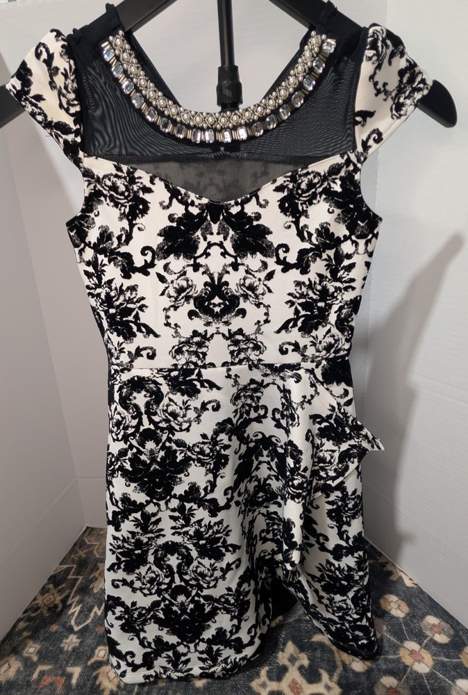 Girls Size 10 Black/White Holiday Monteau Girl Velvet Floral Dress.