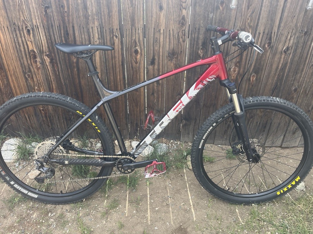 Trek Marlin 6 Mountain Bike 29in Wheels L Frame Red Black Disc Brakes Aluminum