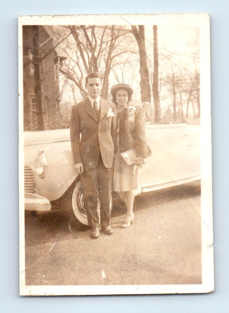 Old Vintage Photo MAN WOMAN COUPLE CLASSIC CAR CONVERTIBLE WHITEWALL TIRES