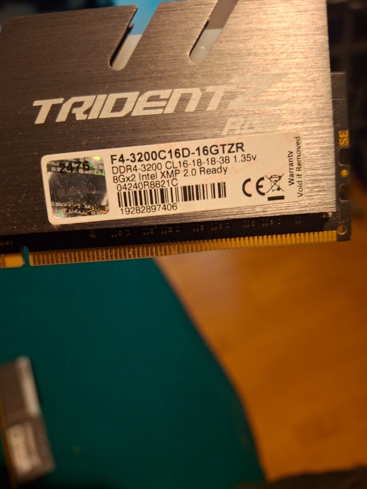 G. SKILL Trident Z RGB 16GB DDR4 3200 MHz PC4-17000 (F4-3200C16D-16GTZR)