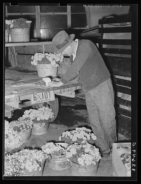 Photo:San Antonio Texas Flower Peddler Early Morning Market 1939