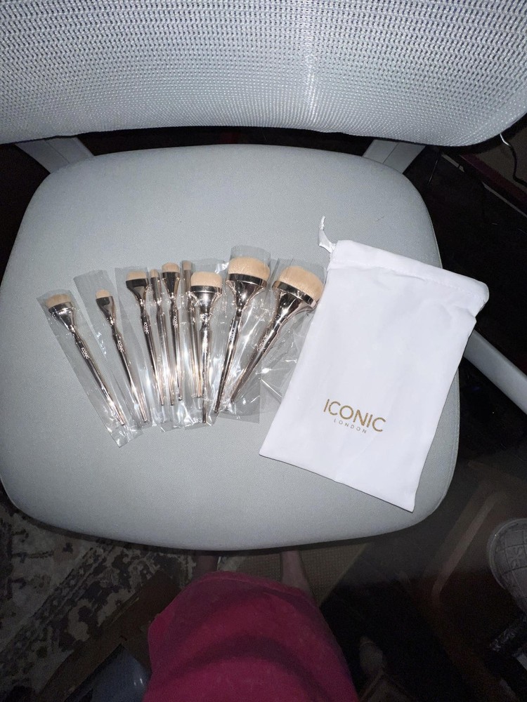 Iconic London 9-Piece Makeup Brush Set with Pouch New With Tags