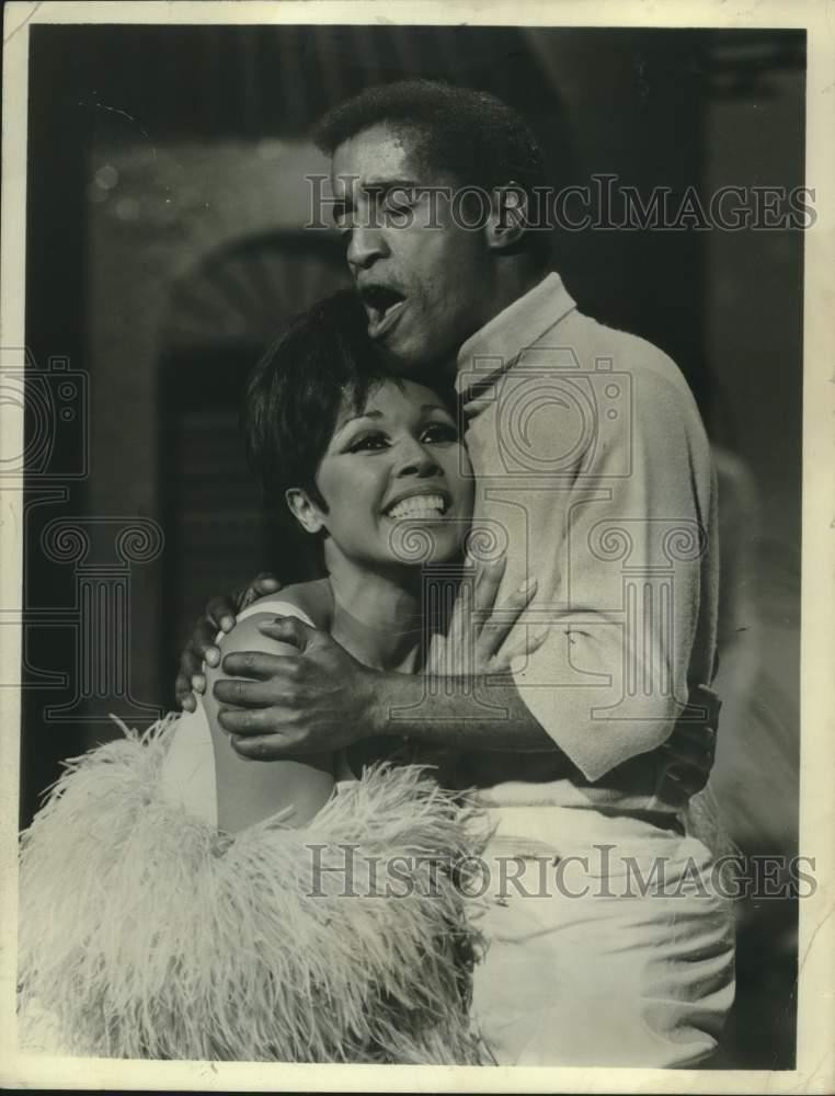 1968 Press Photo Sammy Davis Jr Joined by Diahann Carroll in 