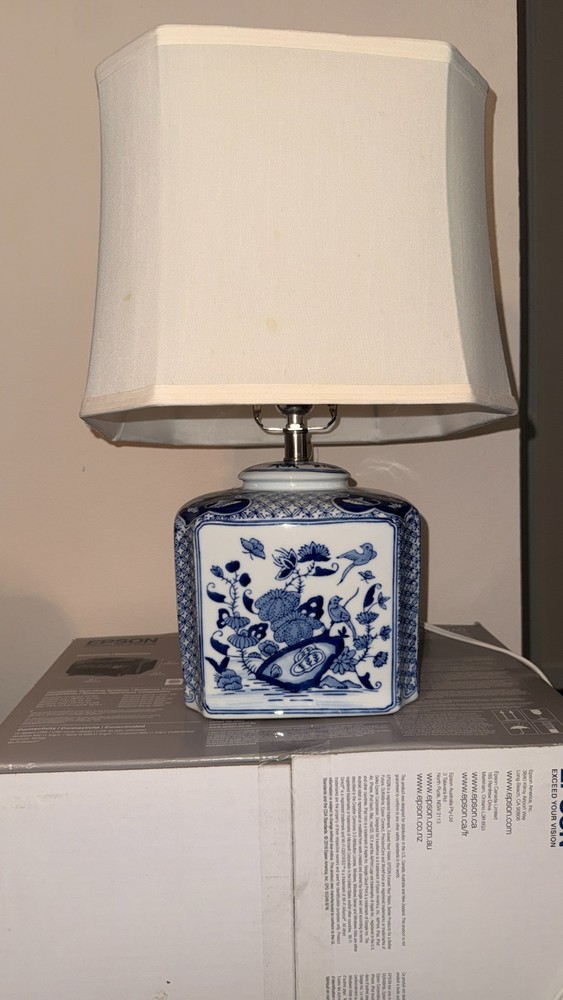 Lamp chinese vintage Blue and White porcelain whith white shade
