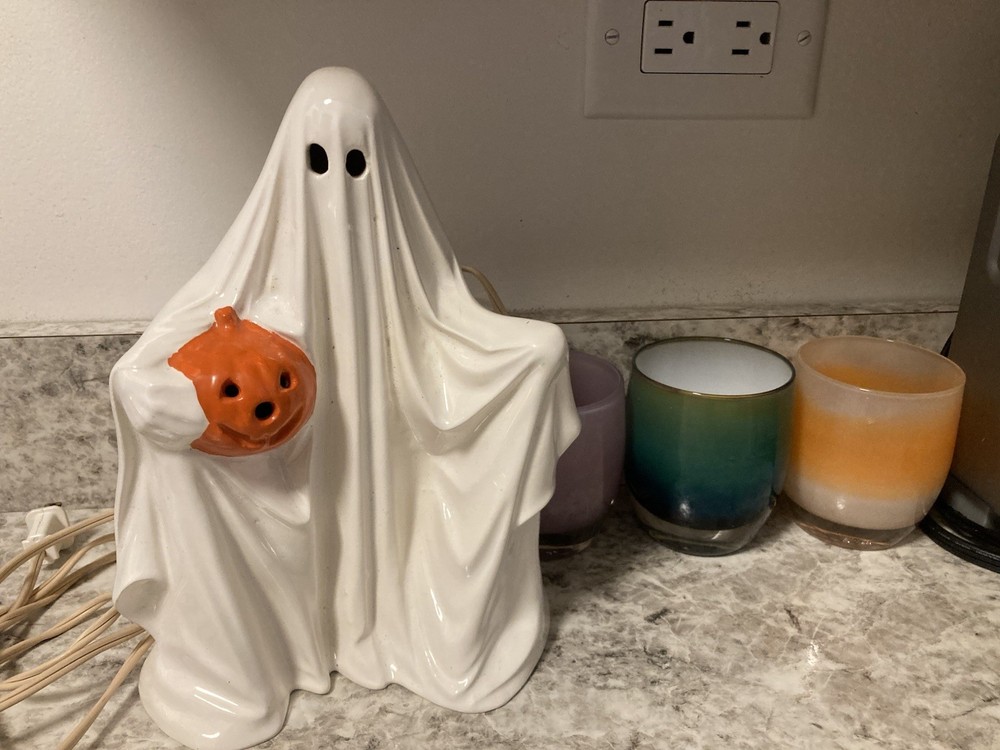 Vintage Ghost Holding Pumpkin Ceramic Halloween Electric Lighted Lamp ~ Decor 👀
