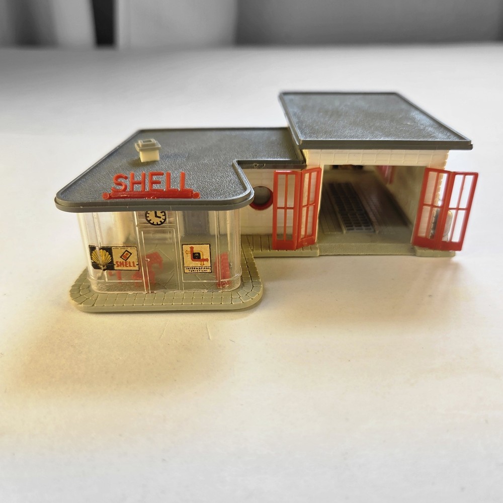 N Scale Shell Service Station With Service Bay Fully Built
