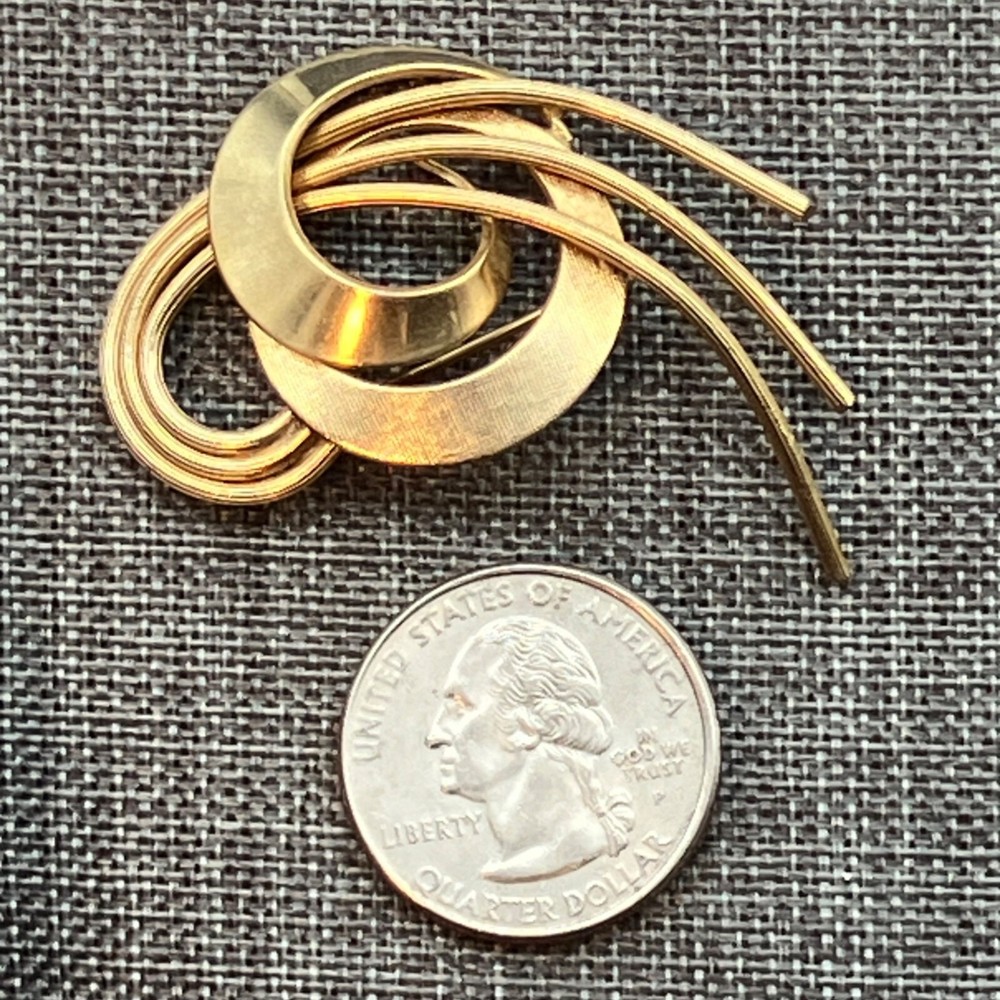 Abstract Vintage Swirl Pin Brooch in 12K Gold-Filled Textured Retro Design-image