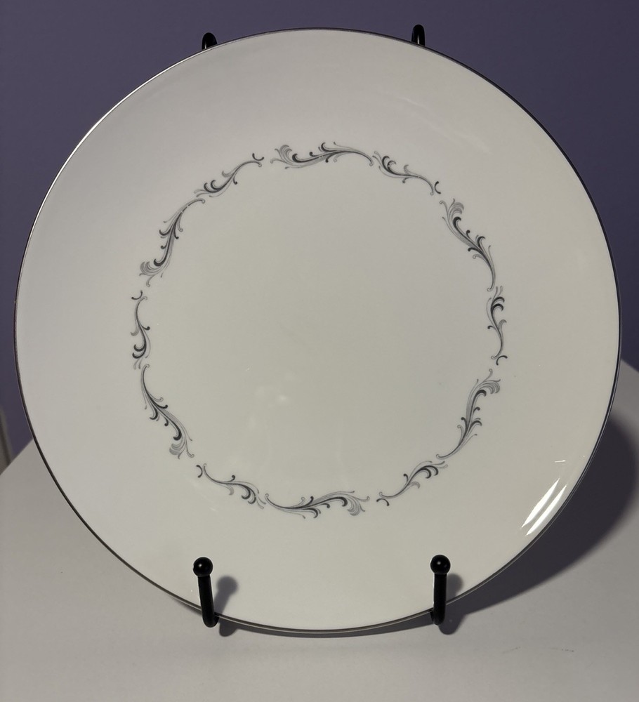 Vintage Royal Doulton Coronet Dinner Plate #H4947 England VGUC 10.25