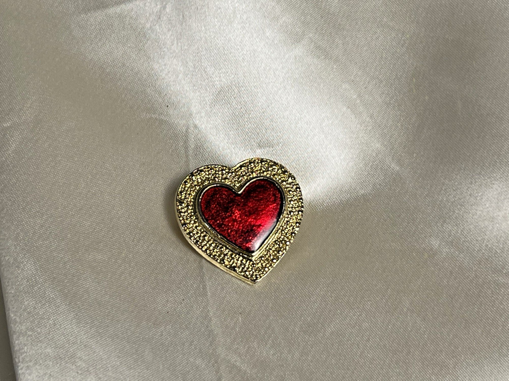 Vintage Gold Tone Red Enamel Heart Brooch – Textured Border, Romantic Retro Pin