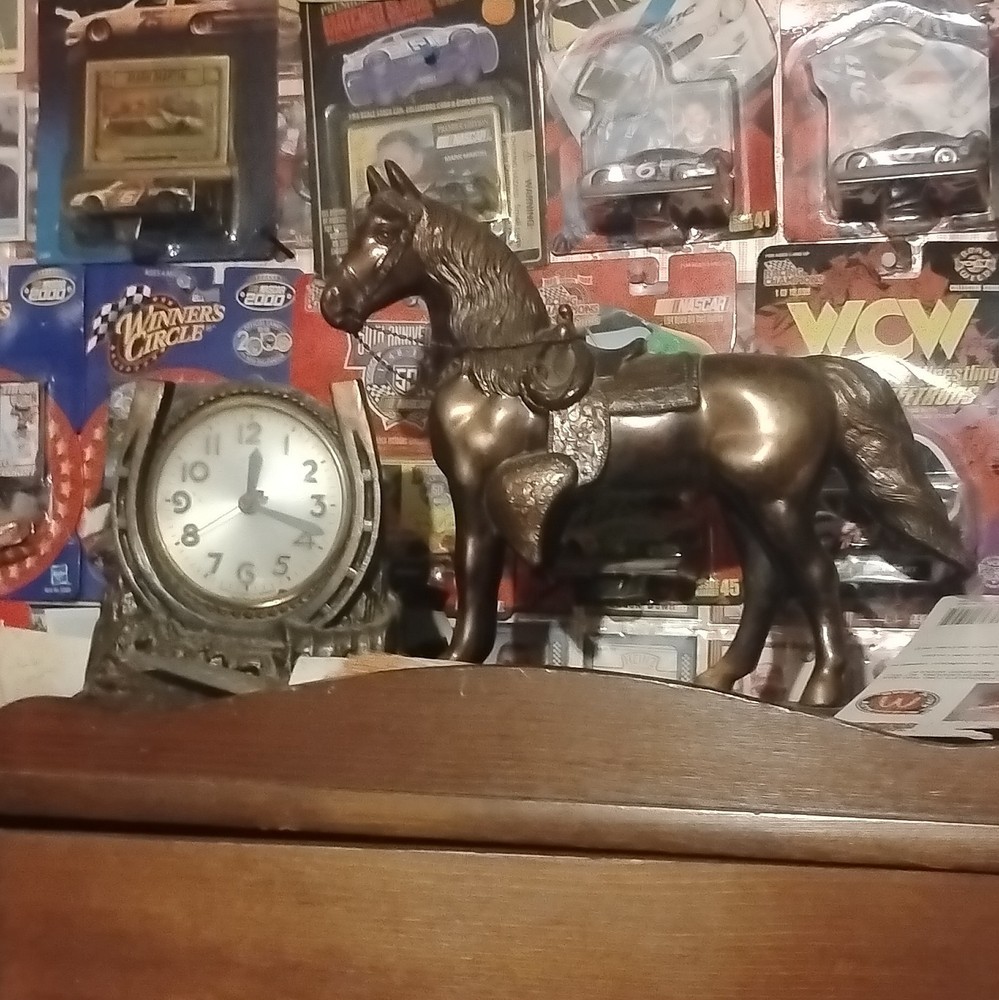 Brown Metal Horse Figurine Desk Clock Analog Display Arabic Numerals