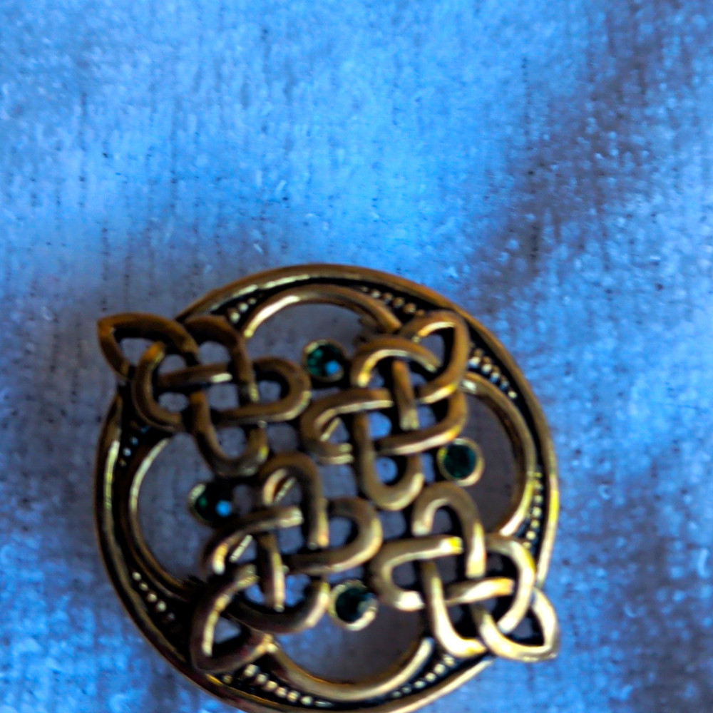 Round Gold Tone Metal Celtic Knot Circle Brooch Lapel Pin Green Rhinestones