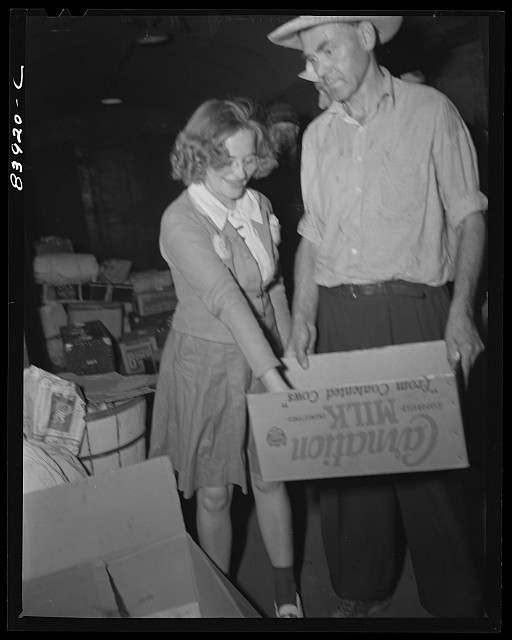 Photo:Migratory Workers Train New York 1942 Free Sandwiches Crop Pickers