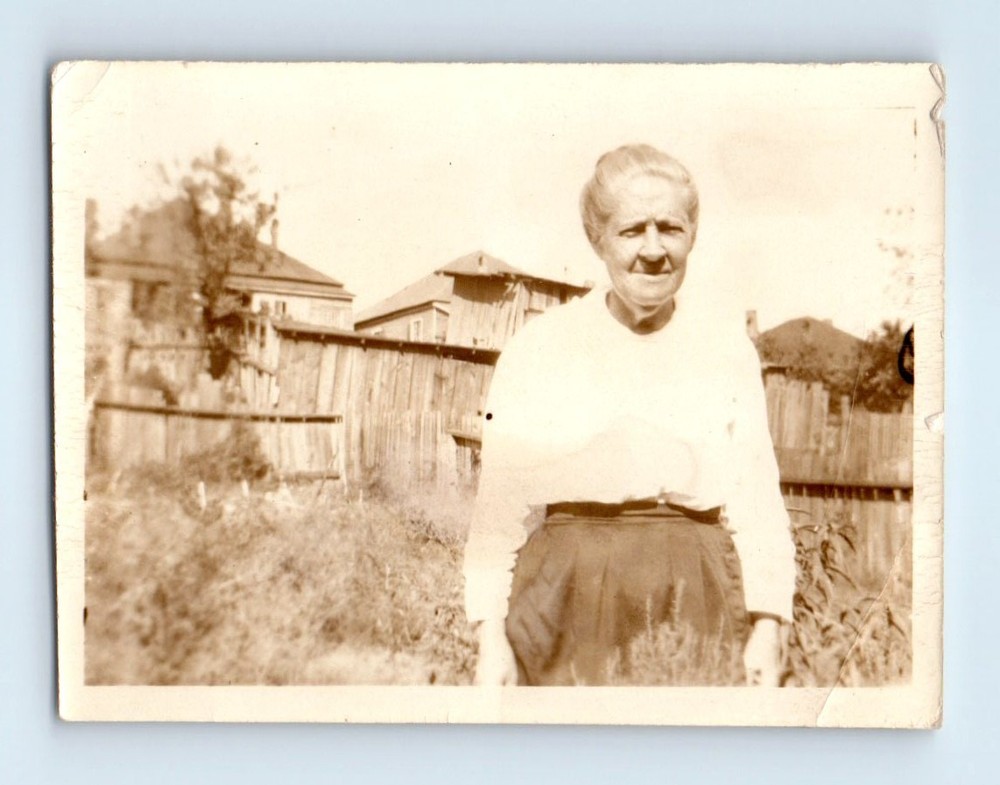 Old Vintage Photo SOLO OLDER ELDERLY WOMAN IN YARD ORIGINAL SNAPSHOT PICTURE
