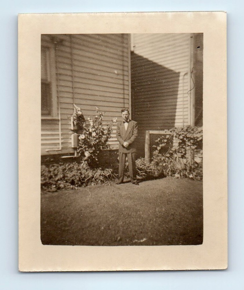 Old Vintage Photo SOLO MAN SUIT BOWTIE OUTSIDE HOUSE ORIGINAL SNAPSHOT PIC
