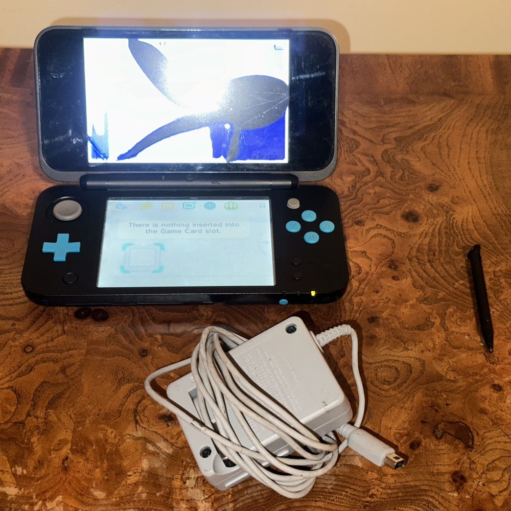 New Nintendo 2DS XL – Works, Broken Top Screen – Charger & Stylus Included