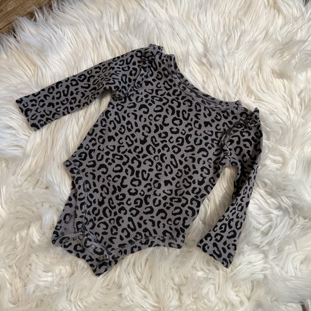 Old Navy Bodysuit Baby Girl 6-12M Gray Leopard Print Long Sleeve Ruffle EUC