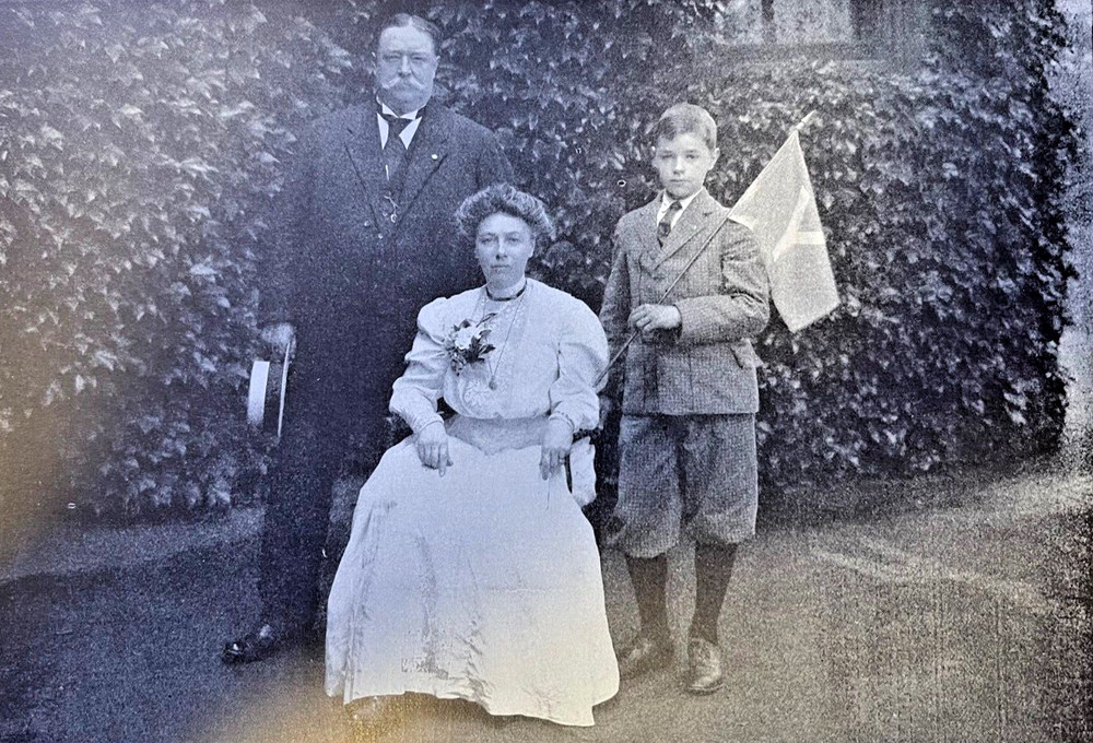 1908 Vintage Magazine Illustration President Taft With His Wife and Son Charles