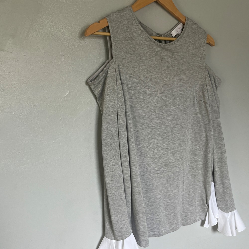 Scripted Cold-Shoulder Women's Top in Gray