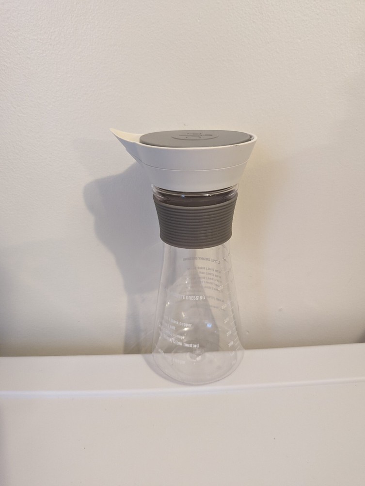 Pampered Chef 15 oz Salad Dressing Mixer & Dispenser with Measure & Pour Function