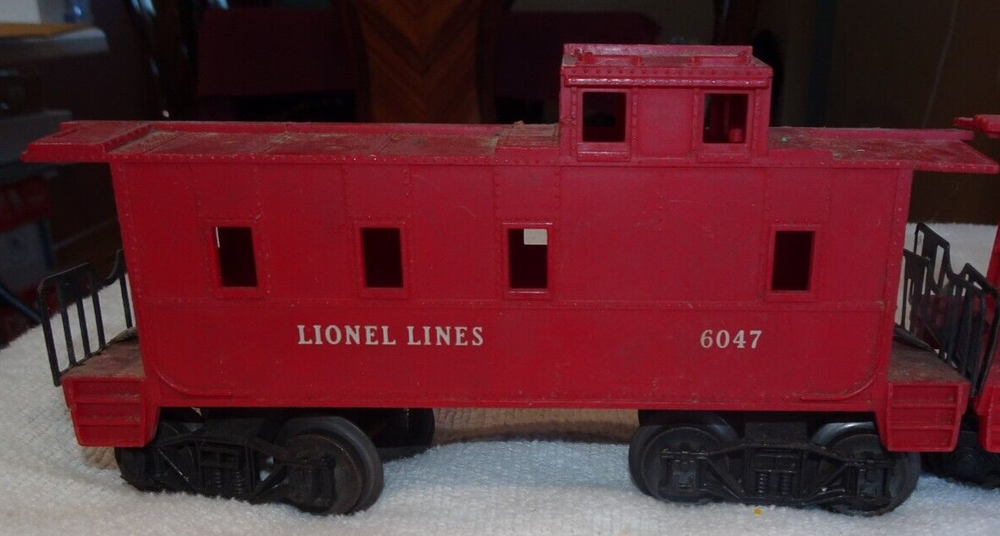 Lionel Lines O-27 6047 & 6057 Red Caboose Set in Box 13