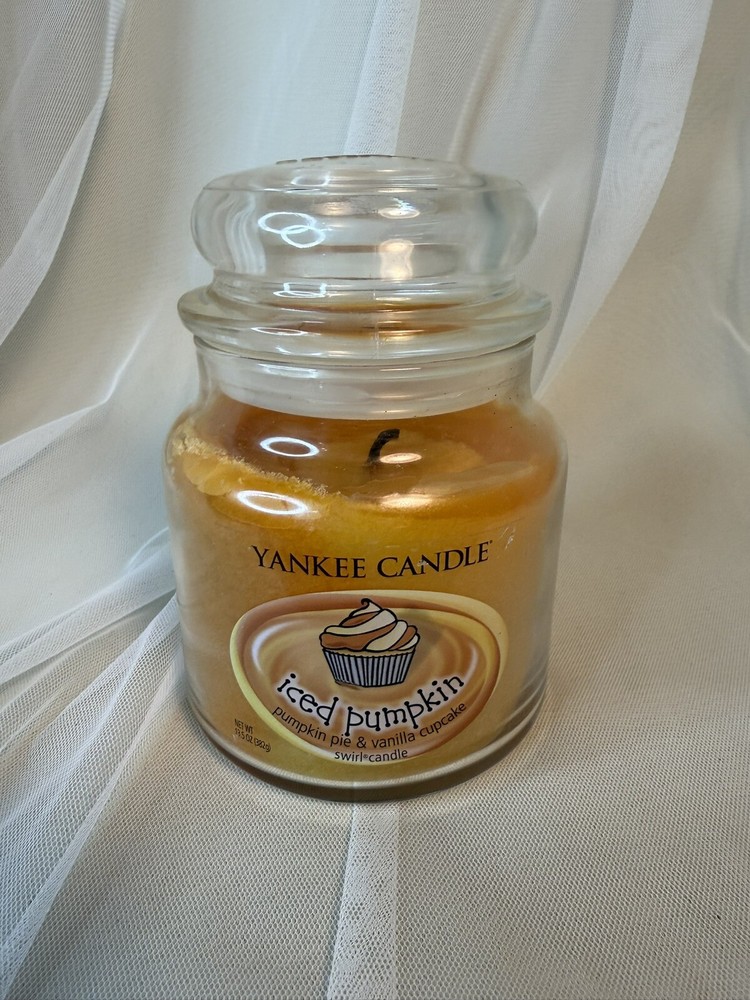 Yankee Candle Super Sweet Pumpkin Swirl 12oz Buttercream & Pumpkin Scented Candle