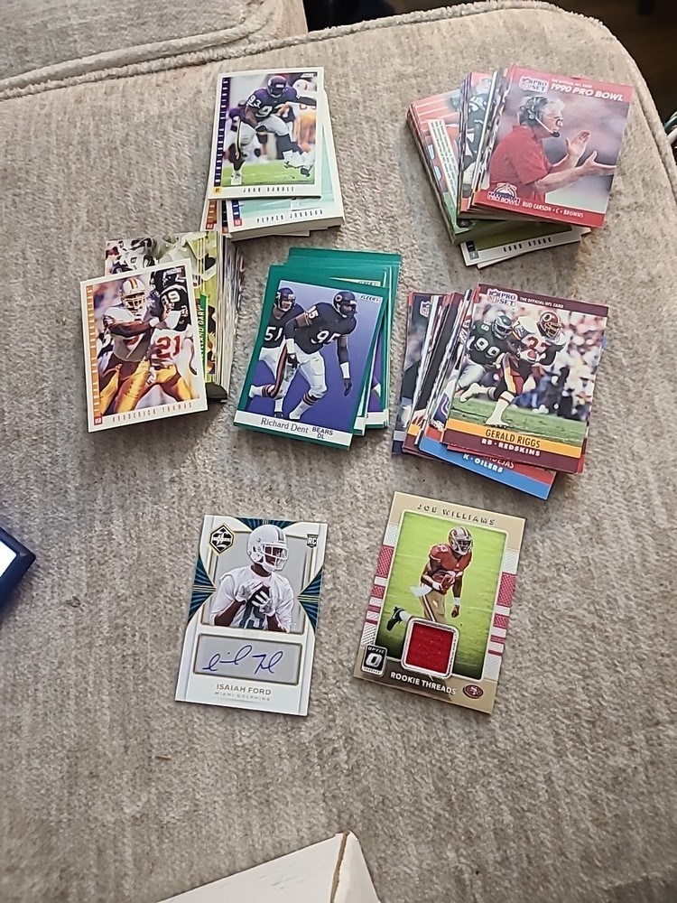 Leaf 200 Card Starter Set Mint Condition Collectible Lot. review photos. (J)