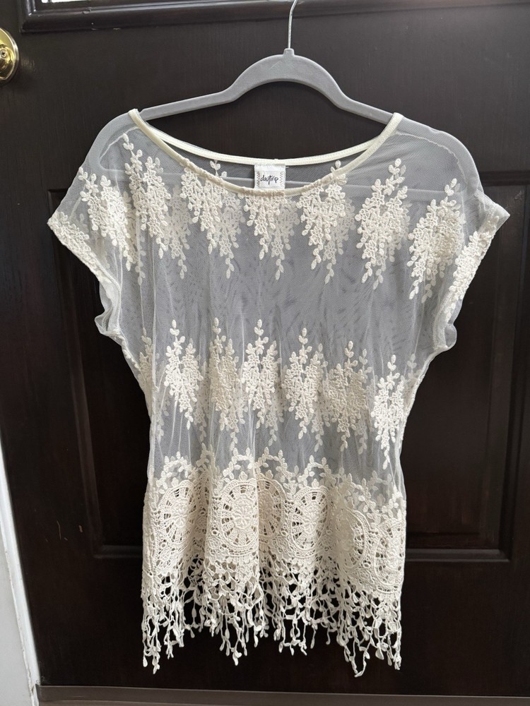 Day trip Cream Lace Over Lay Shirt Women’s Size medium