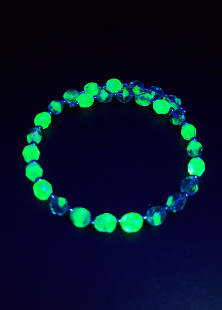 Uranium blue and green glass bead on silver tone memory wire coil bracelet 8