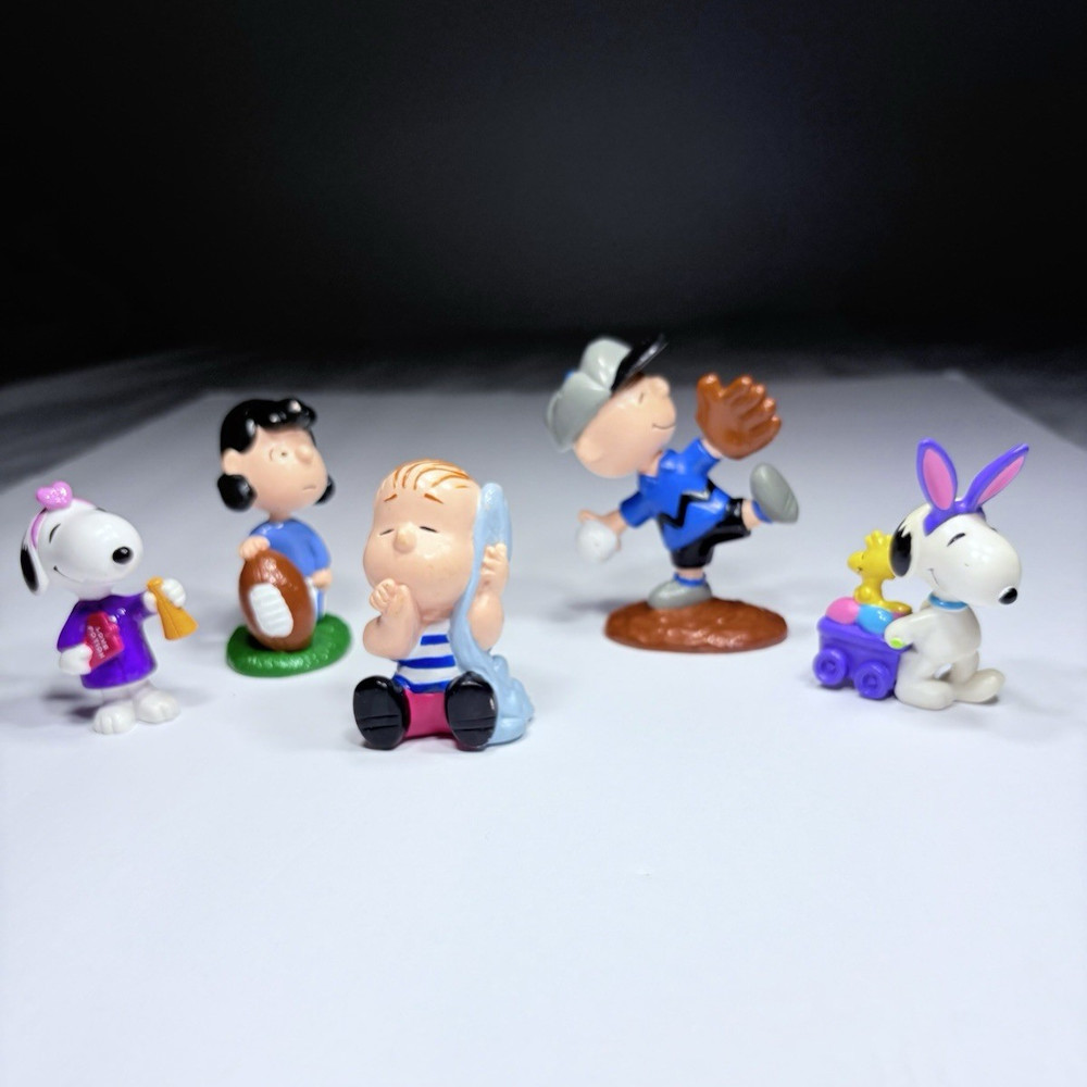 Peanuts Gang Plastic Figurine Set Snoopy Woodstock Charlie Brown Linus Lucy
