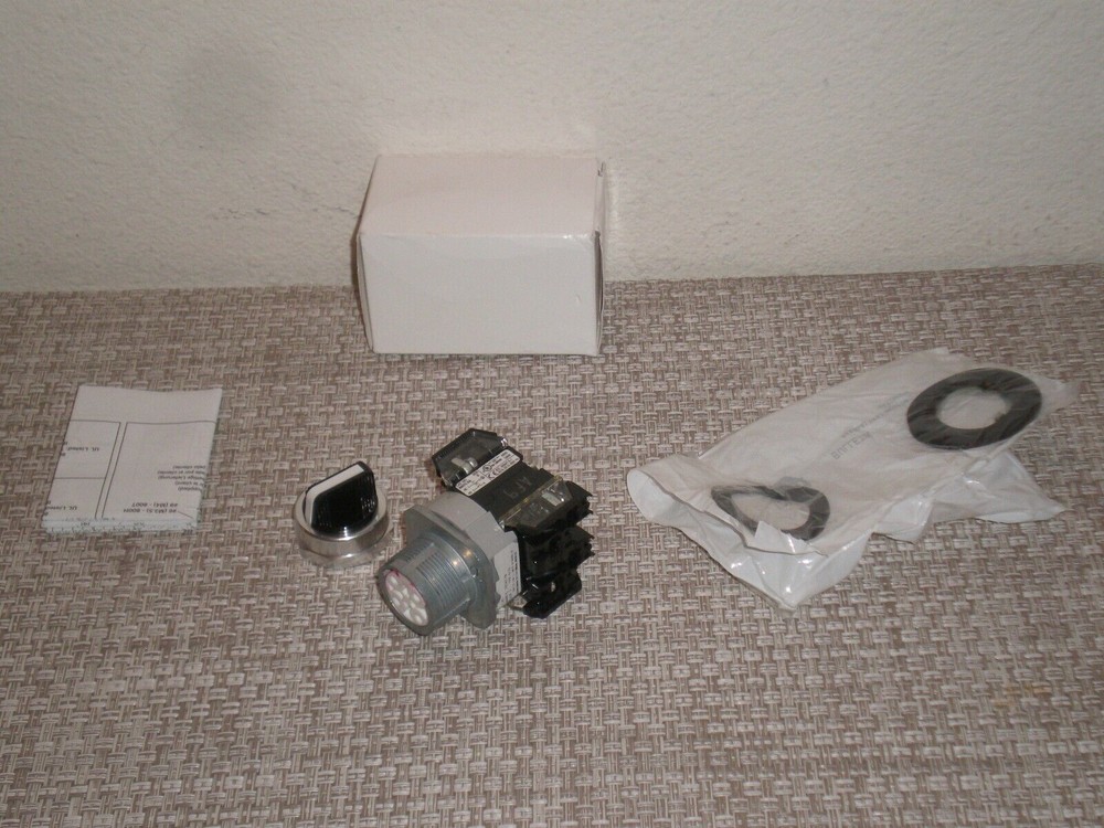 New! Allen Bradley 800TC-J91KC7B 30mm Selector Switch 3-Position Spring Return