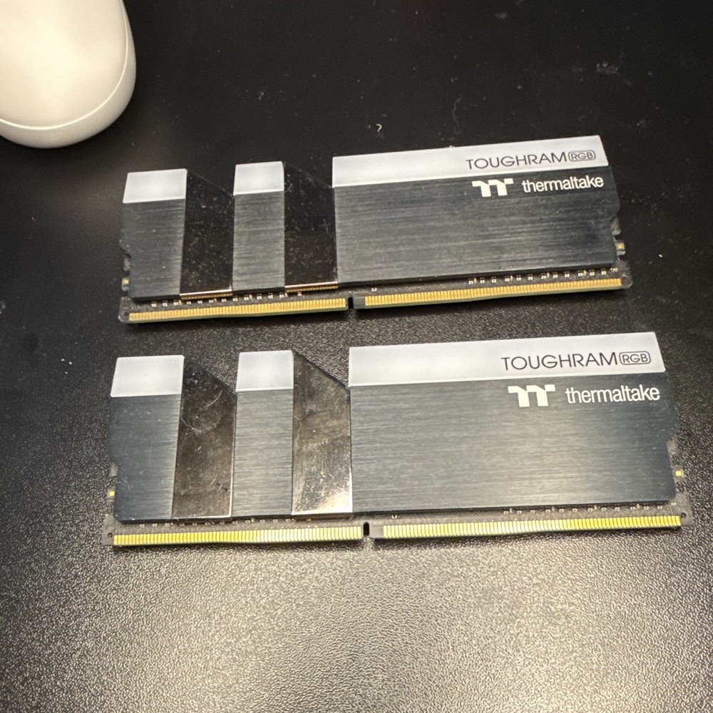 Thermaltake TOUGHRAM RGB 16GB (2x8GB) DDR4 3200 288-Pin DIMM Kit