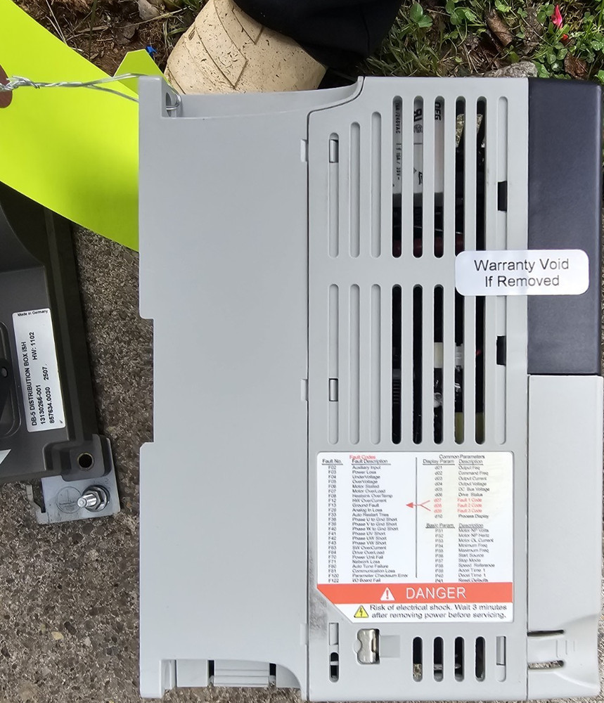 Allen-Bradley PowerFlex 40 0.75KW 1HP 3-Phase VFD 380-480V MPN 22B-D2P3N104