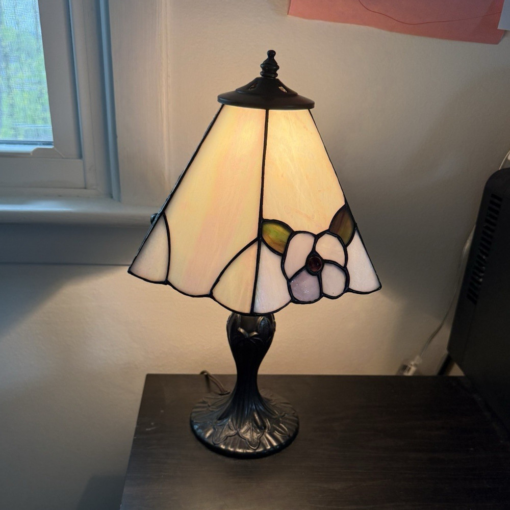 Vintage Tiffany Style Stained Glass Floral Table Lamp with Bronze Base