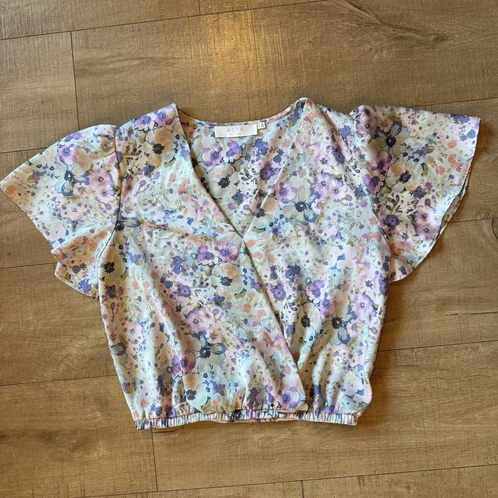 Astr the label blue purple Floral Blouse size medium spring chic colorful