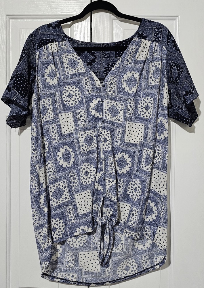 Daytrip Women’s XXL Blue White Geometric V-Neck Short Sleeve Tie Front Blouse