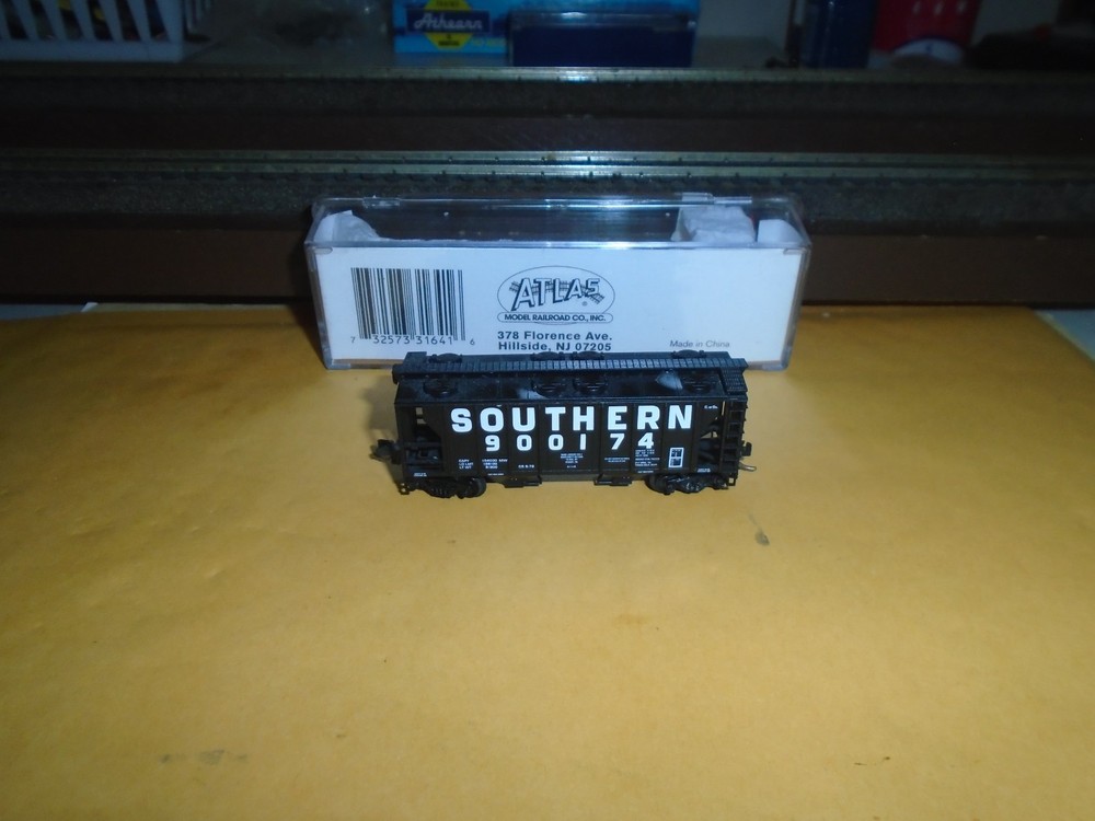 Atlas #31641 Ps-2 2 Bay Covered Hopper - Southern #900174 N