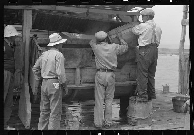 Photo:Rock Point Maryland 1941 Crab Dumping Into Cooker Men Dock