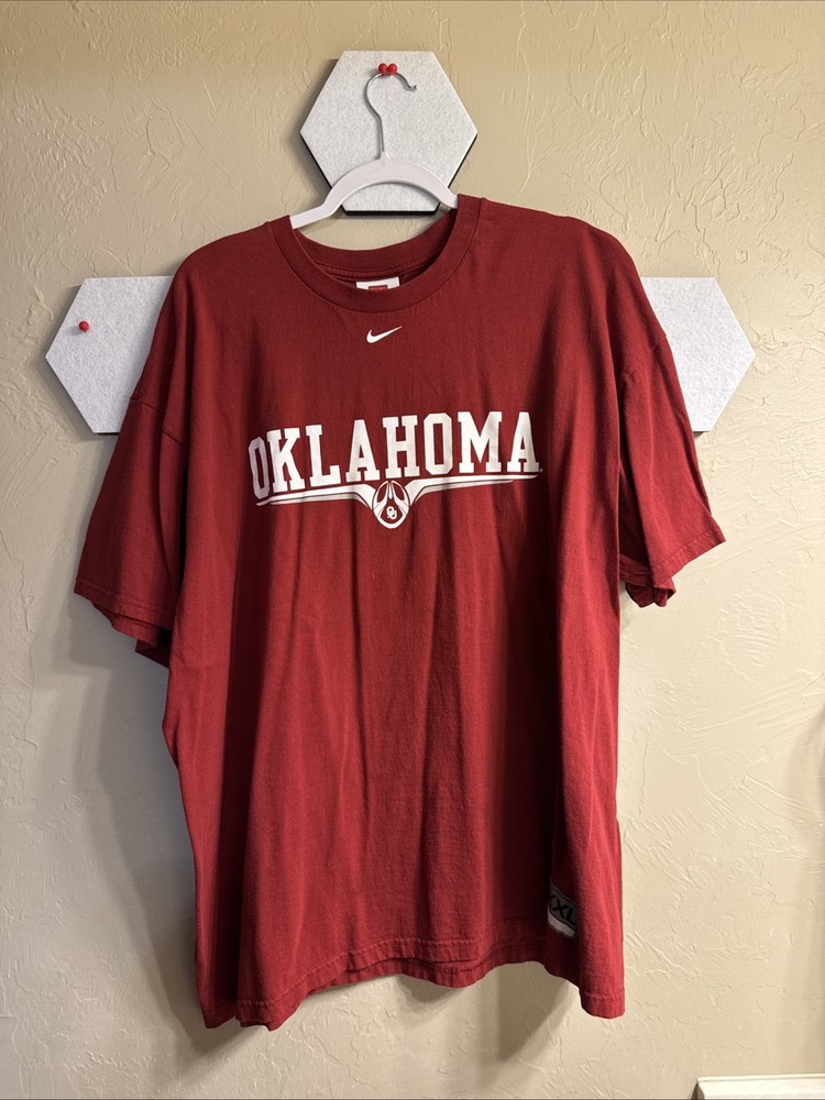 Nike Ou Boomer Sooner Oklahoma Football Team Red Ncaa Vtg Y2K T Shirt Men Sz 2Xl