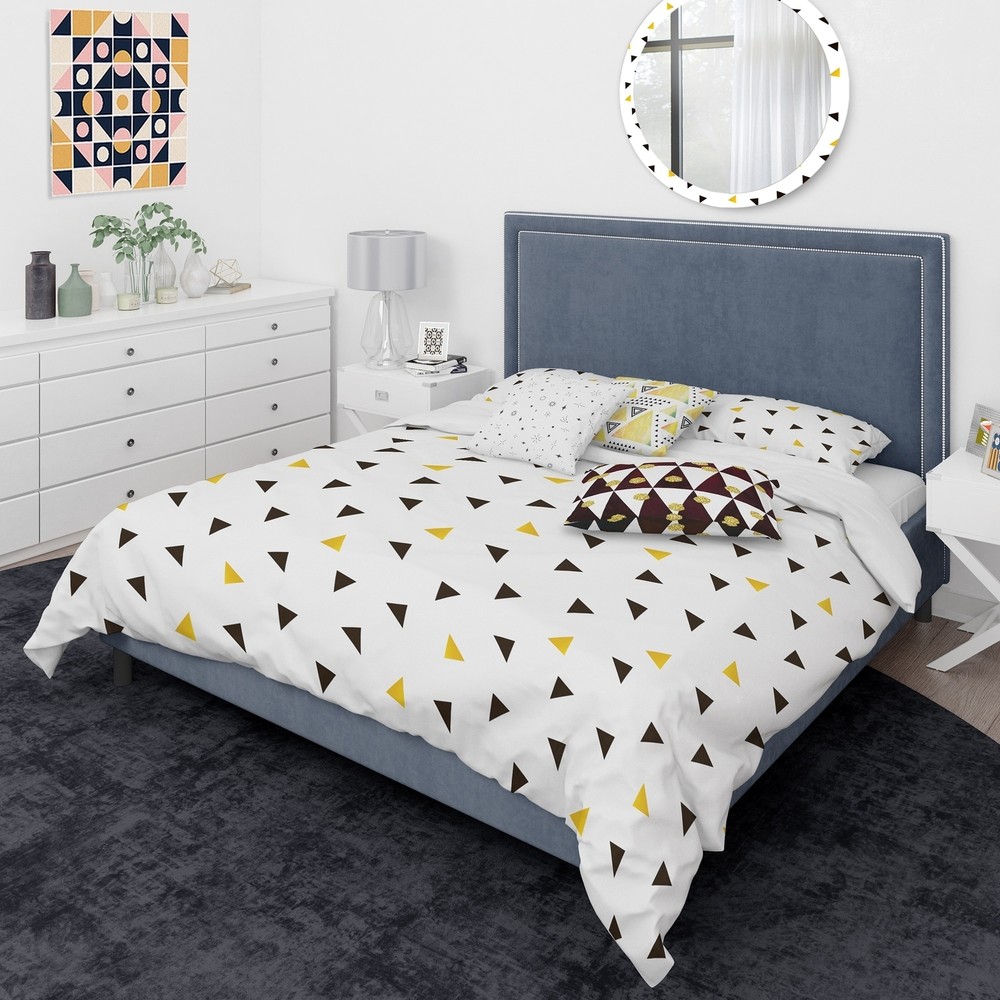 Designart 'Trendy Black And Gold Triangular Pattern'