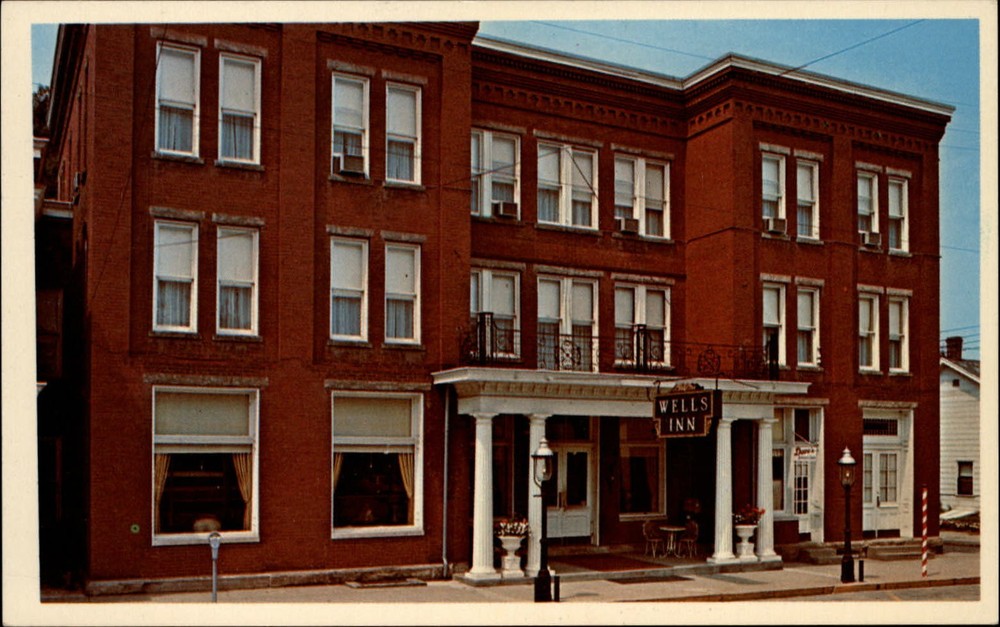 Well's Inn Sistersville West Virginia ~ 1970s vintage postcard