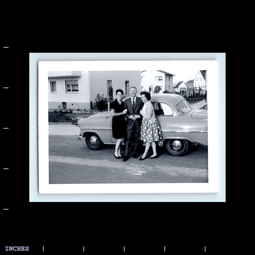 Old Vintage Photo AFFECTIONATE WOMEN MAN CLASSIC CAR
