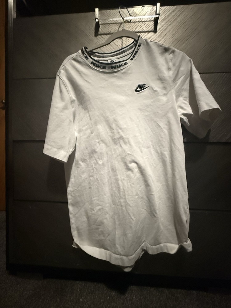 Nike Men's White Solid Logo Crew Neck Short Sleeve Regular Fit T-Shirt