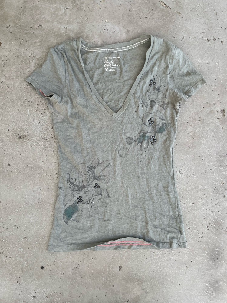American Eagle Outfitters XS Gray Beaded Floral V-Neck Short Sleeve T-Shirt