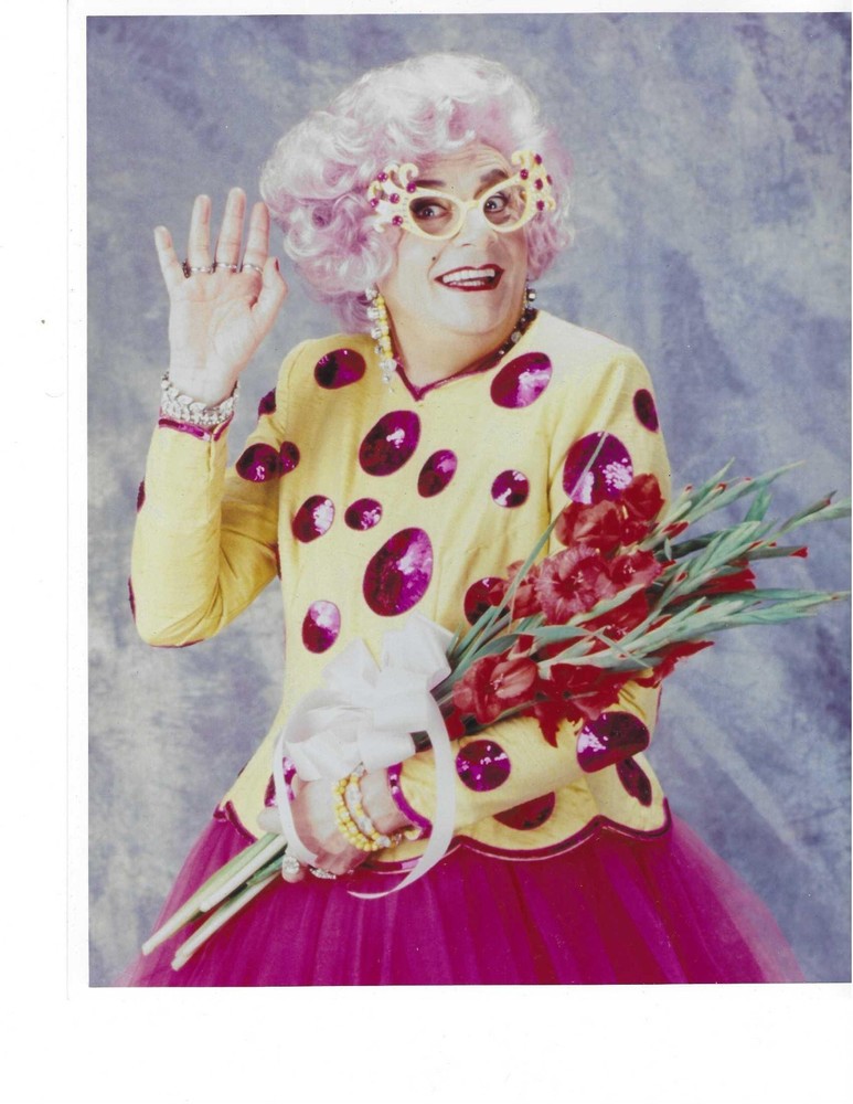 Dame Edna 8