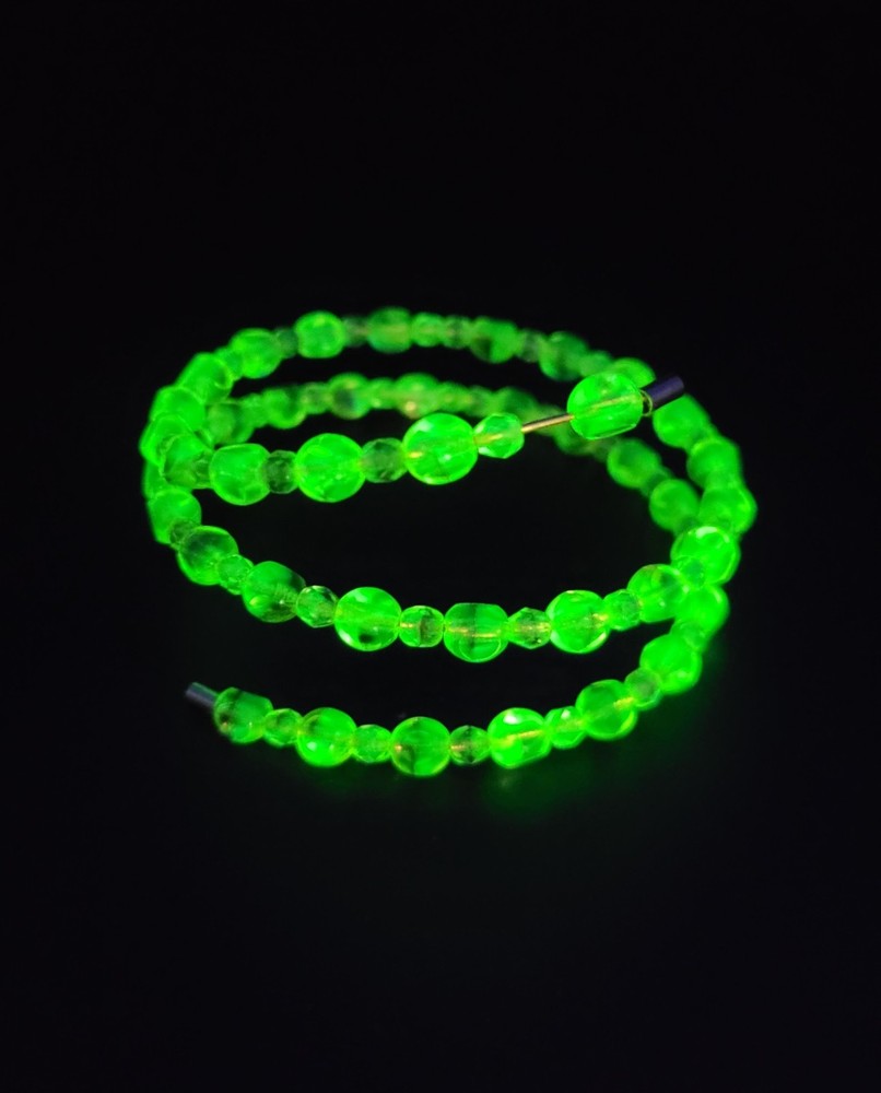 Uranium glass bead vintage Czech loose coil gold tone memory wire bracelet 8