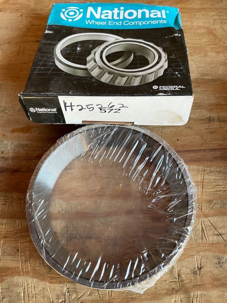 572 NATIONAL Bearing  CUP Made in USA ———————————NEW OLD STOCK