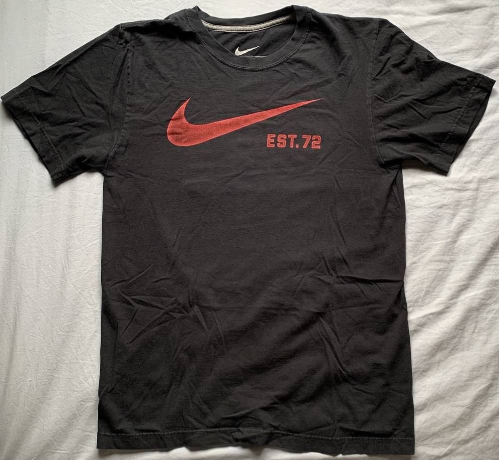 Nike Men's Black/Red EST.72 Swoosh Graphic Crew Neck T-Shirt Size S